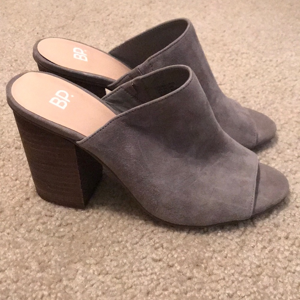 Heeled mules. Grey suede. Block heel.